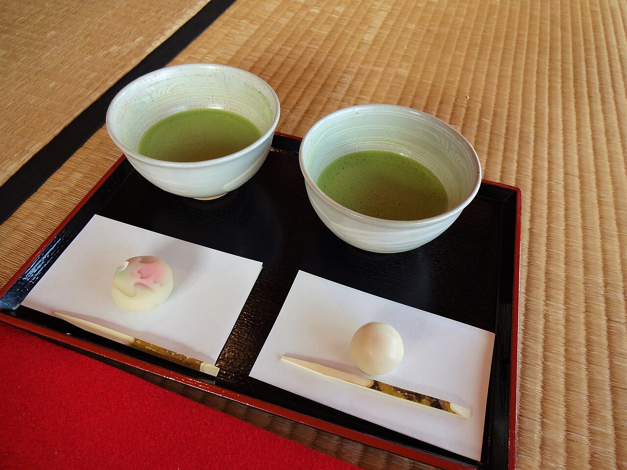 Deux bols de matcha mousseux servis lors d'une cérémonie du thé