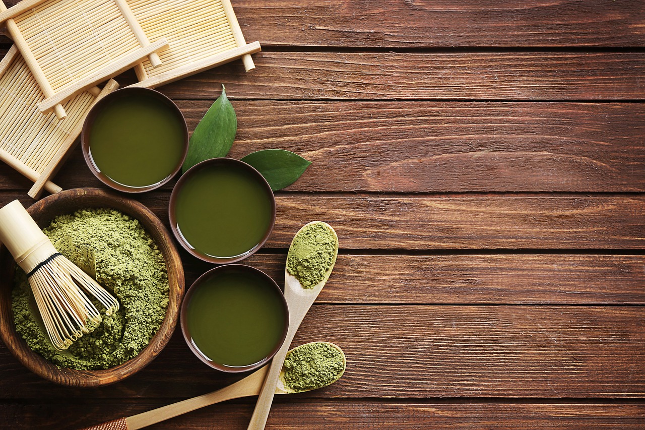 Bol de poudre de matcha vert et fouet en bambou (chasen) pour la préparation traditionnelle